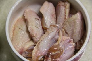 鸡翅中洗净血水，用厨房用纸吸干水分，划两刀方便入味