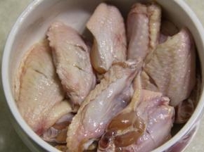鸡翅中洗净血水，用厨房用纸吸干水分，划两刀方便入味