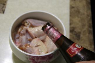 加适量盐、黄酒腌渍约1小时