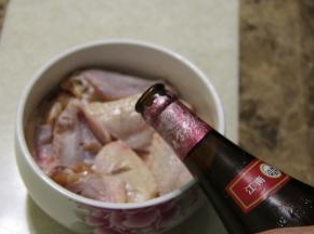 加适量盐、黄酒腌渍约1小时