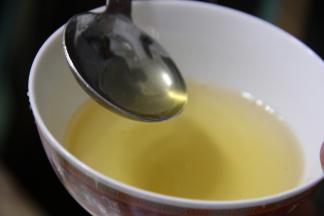 舀3勺蜂蜜，可加点温开水调和