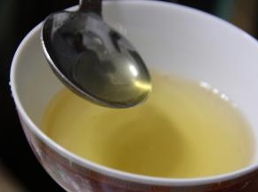舀3勺蜂蜜，可加点温开水调和