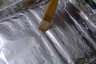 把烤盘包上铝箔纸，抹上一层食用油，我用的是橄榄油