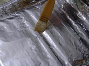 把烤盘包上铝箔纸，抹上一层食用油，我用的是橄榄油