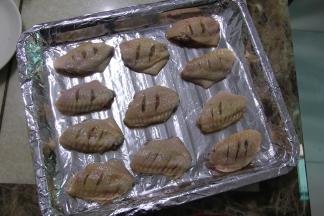 把翅中均匀放入烤盘内，抹上调好的蜂蜜水