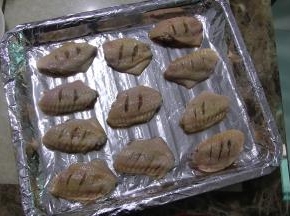 把翅中均匀放入烤盘内，抹上调好的蜂蜜水