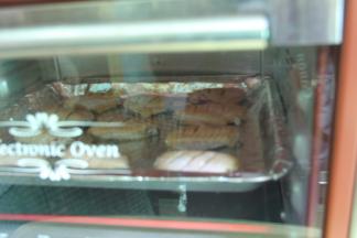 烤箱上下火200度预热，预热完毕把装有鸡翅的烤盘放中间层，烤约20分钟