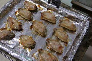 取出烤盘，把翅中再涂一遍蜂蜜水，翻面放入烤箱，烤10分钟