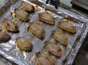 取出烤盘，把翅中再涂一遍蜂蜜水，翻面放入烤箱，烤10分钟