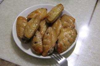 取出烤盘，把翅中摆盘