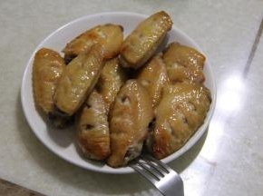 取出烤盘，把翅中摆盘