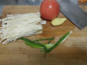 利用腌制时间准备好其他配料：切泡椒、葱、姜、西红柿、撕好金针菇