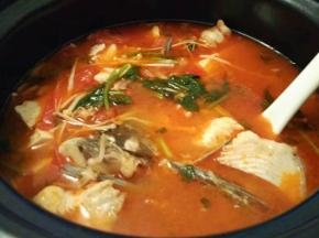 加入鱼肉片，煮至变色，加入葱花、盐，起锅