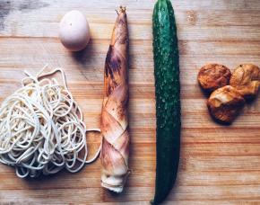 1、	把笋、黄瓜、香干切丝备用