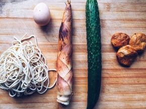 1、	把笋、黄瓜、香干切丝备用