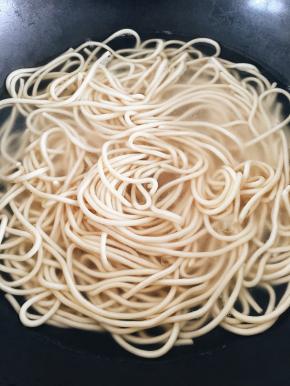 2、	面条放入沸腾的水中大火煮开后，即放入冷水