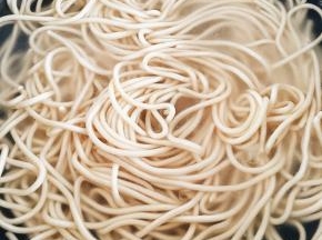 2、	面条放入沸腾的水中大火煮开后，即放入冷水