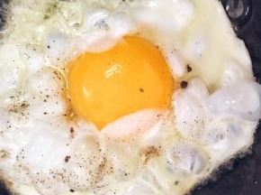 3、	加热锅，加少许油中小火煎鸡蛋