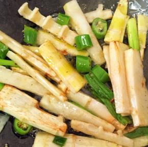 4、	将鸡蛋放入盘中备用，再加油，大火放入笋、香干丝煸炒，如果喜欢吃辣的，在此时放入辣椒、大蒜，味道也会更香哦，再放入黄酒