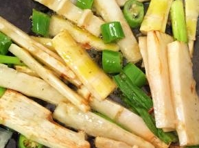 4、	将鸡蛋放入盘中备用，再加油，大火放入笋、香干丝煸炒，如果喜欢吃辣的，在此时放入辣椒、大蒜，味道也会更香哦，再放入黄酒