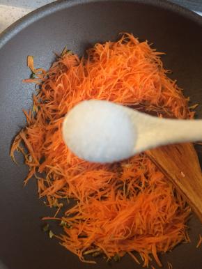 起锅热油爆香葱花，下入胡萝卜丝炒软，加入比平时炒菜略咸的食盐调味，盛出备用。