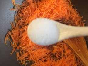 起锅热油爆香葱花，下入胡萝卜丝炒软，加入比平时炒菜略咸的食盐调味，盛出备用。