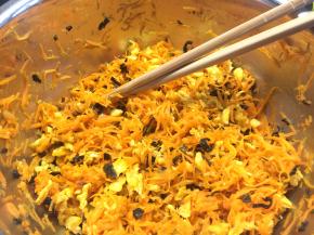 木耳切丝，和炒好的鸡蛋、胡萝卜拌匀，因为胡萝卜和鸡蛋都已加盐，所以不必再加盐调味。