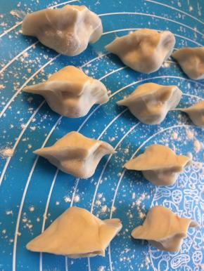 擀好饺子皮就可以包饺子了。