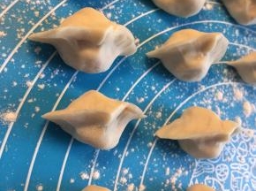 擀好饺子皮就可以包饺子了。