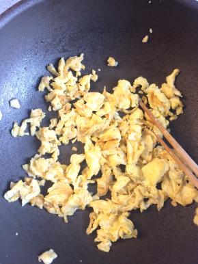 鸡蛋加盐打散，下入锅中炒成蛋花，可以用筷子或铲子尽量弄得小块一点。
