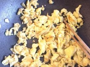 鸡蛋加盐打散，下入锅中炒成蛋花，可以用筷子或铲子尽量弄得小块一点。