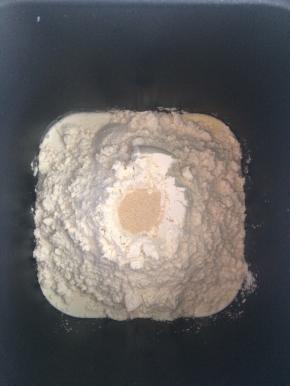 将中种所需要的材料放入面包机，先放液体类材料，然后是糖和面粉，最后在面粉中间挖一个小坑放上酵母，启动一次和面程序。