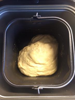 和成完整的面团即可停止和面，放温暖处发酵至2.5倍大。