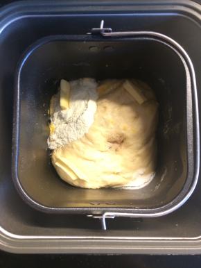 发酵好的面团上加入主面团所需材料，酵母不要和糖或者盐直接接触，可以在面团中间挖个小坑埋入。