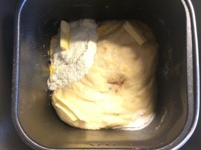 发酵好的面团上加入主面团所需材料，酵母不要和糖或者盐直接接触，可以在面团中间挖个小坑埋入。