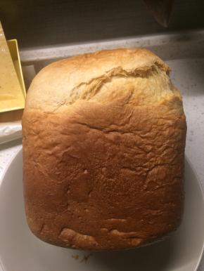 启动甜面包程序，选择500g、浅色，待面包机工作完毕即可取出晾凉，剩一点余温的时候装袋。