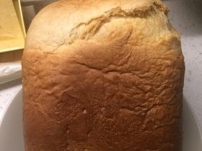 启动甜面包程序，选择500g、浅色，待面包机工作完毕即可取出晾凉，剩一点余温的时候装袋。