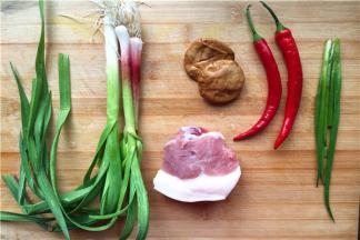 1、洗净各样主料、辅料