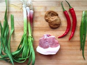 1、洗净各样主料、辅料