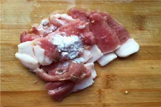 3、腌制肉片，放入1勺生粉、2勺黄酒、半勺胡椒粉、半勺盐