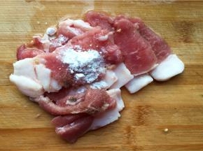 3、腌制肉片，放入1勺生粉、2勺黄酒、半勺胡椒粉、半勺盐