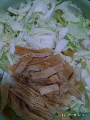 白菜洗净切片，干豆腐切宽条，备用。
