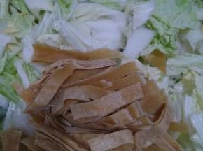 白菜洗净切片，干豆腐切宽条，备用。