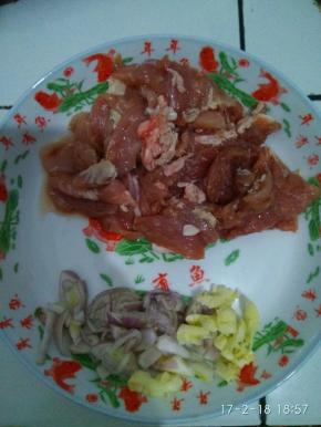 猪肉洗净切片，葱姜蒜洗净切碎，备用。