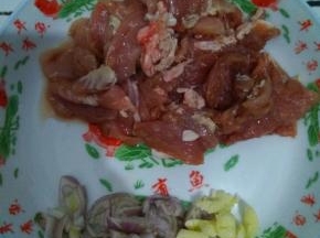 猪肉洗净切片，葱姜蒜洗净切碎，备用。