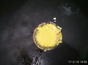 锅烧热，放入植物油少许，加入切好的葱姜蒜爆香。