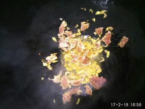 放入猪肉翻炒至猪肉变色，再加入白菜和干豆腐。