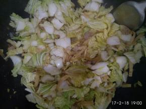 大火翻炒3-5分钟，放入少许酱油，盐，十三香等调味品，继续翻炒片刻加入适量水，盖锅小火慢炖。