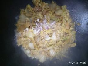 待汤汁收尽放入葱味精即可出锅装盘。