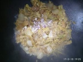 待汤汁收尽放入葱味精即可出锅装盘。